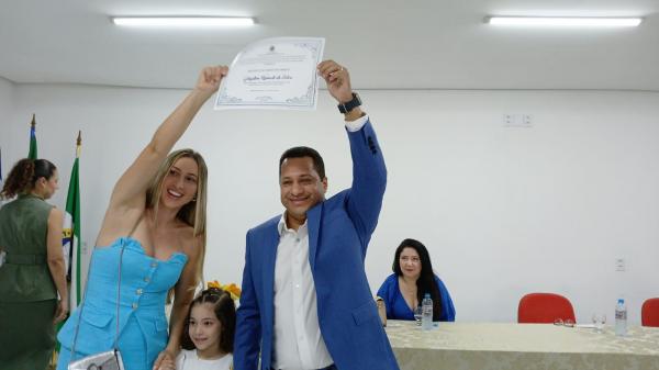 Gleydson Resende, prefeito eleito de Barão de Grajaú, ao lado da esposa e fiilha.(Imagem:FlorianoNews)