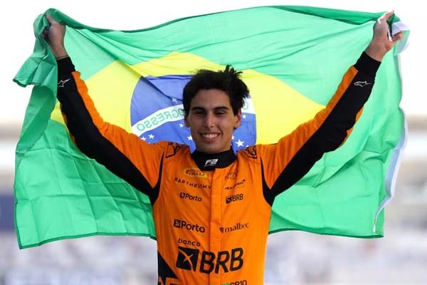 Gabriel Bortoleto com a bandeira do Brasil após ser campeão da F2.(Imagem:Joe Portlock/Getty Images)