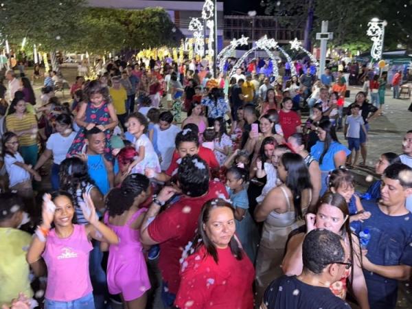 Natal da Alegria transforma Floriano em um cenário de encanto e celebração.(Imagem:Secom)