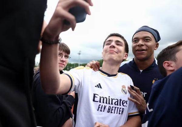 Torcedor do Real Madrid tira foto com Mbappé na concentração da seleção da França(Imagem:Franck Fife / AFP)