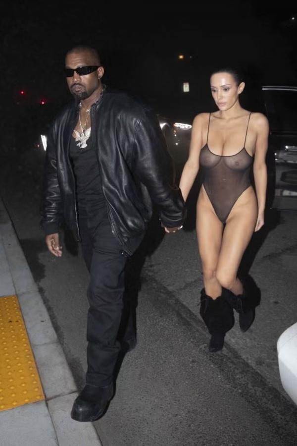 Kanye West e Bianca Censori em after party do Grammy após boatos de expulsão da premiação.(Imagem:Grosby Group)