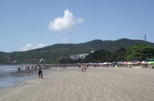 Banhistas na Praia do Perequê, em Porto Belo.(Imagem:Prefeitura de Porto Belo/Divulgação)