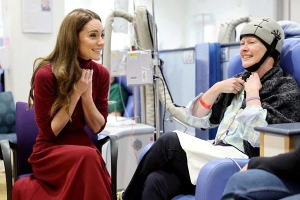 Kate Middleton conversa com paciente durante visita ao Royal Marsden Hospital, em Londres, nesta terça (14)(Imagem:Chris Jackson/Reuters)