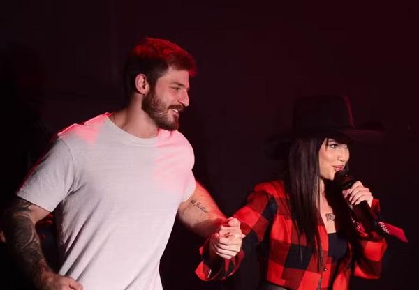 Juliette coloca o namorado para dançar no palco de show(Imagem:Manu Scarpa/Brazil News)