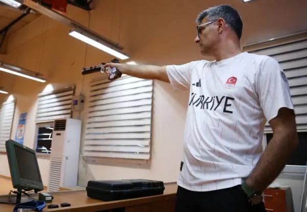  A imagem Yusuf Dikeç, atirador  turco de 51 anos, competindo na prova mista de pistola, sem equipamentos para melhorar sua performance, viraralizou nas redes sociais.(Imagem:Reuters/Cagla Gurdogan/Direitos Reservados)