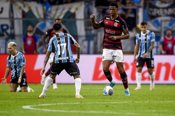 Carlinhos em ação em Grêmio x Flamengo.(Imagem:Marcelo Cortes/Flamengo)