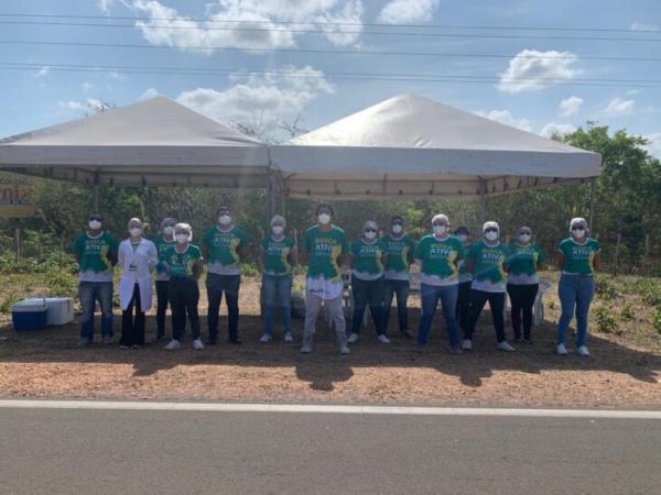 As equipes do Busca Ativa, Vigilância Sanitária e Polícia Militar atuam no litoral piauiense orientando turistas.(Imagem:Divulgação)