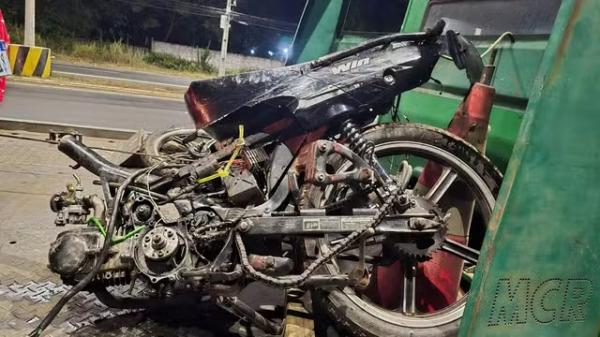 Motocicleta ?parte ao meio? após colisão contra carro na BR-343, em Teresina.(Imagem:Divulgação/PRF)