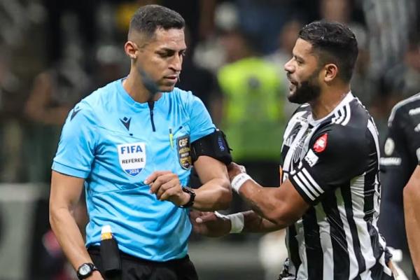 Atlético-MG x Palmeiras; Hulk e o árbitro Rodrigo José Pereira de Lima.(Imagem:Gilson Lobo/AGIF)