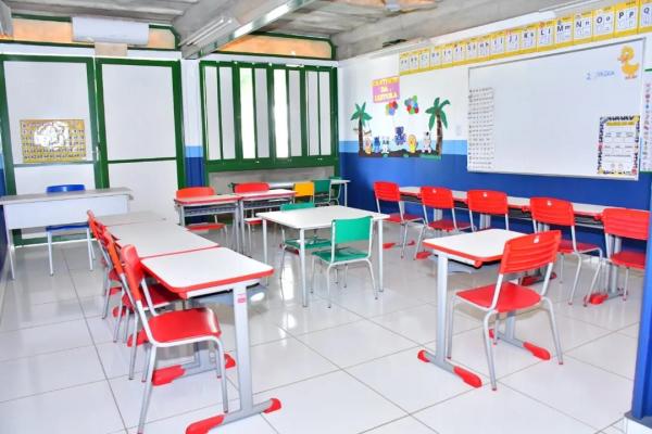 Vereadores de Floriano acompanha entrega de modernização da escola Raimundinha Carvalho.(Imagem:CMF)