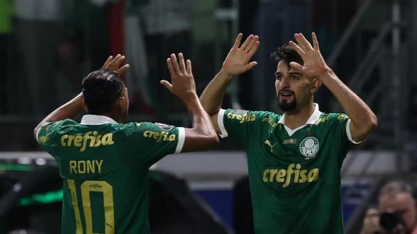 Rony e Flaco López durante partida do Palmeiras.(Imagem:Cesar Greco)