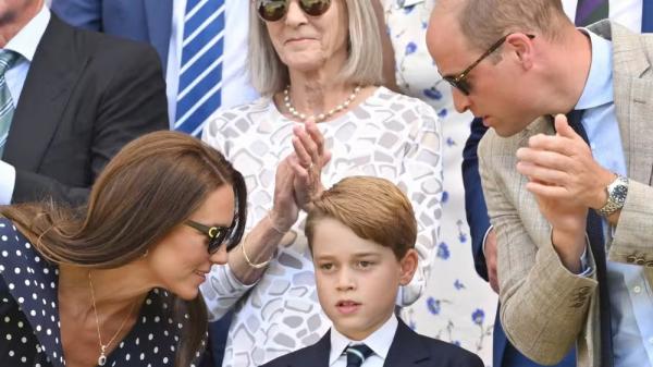 Príncipe George entre os pais, Kate Middleton e Príncipe William.(Imagem:Getty Images)