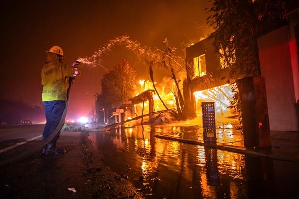 Bombeiros combatem fogo na Califórnia nesta quarta-feira (8/1)(Imagem:Getty Images)