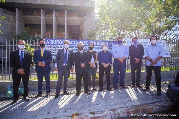 Empresários protestam em frente ao TJ contra burocracia nos cartórios do Piauí(Imagem:Reprodução)