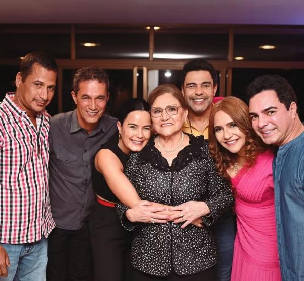 Zezé Di Camargo com a mãe e os cinco irmãos; Luciano Camargo não foi à festa de 80 anos da mãe.(Imagem:Jéssica Fotógrafa)