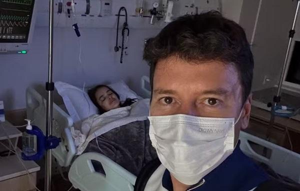 Rodrigo Faro mostra foto com Vera Viel após cirurgia(Imagem:Reprodução/Instagram)