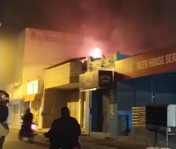 Depósito de supermercado pega fogo em Picos.(Imagem:Reprodução)