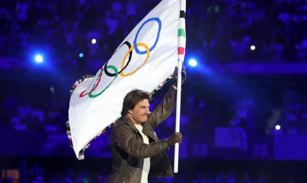 Ator Tom Cruise conduziu bandeira olímpica no Stade de France.(Imagem:PHIL NOBLE)