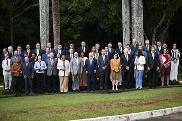 Presidente Lula pousa para foto com os ministros do seu governo após a primeira reunião ministerial do ano.(Imagem:MATEUS BONOMI/AGÊNCIA ESTADO)