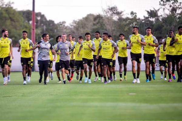 Filipe Luís com o elenco rubro-negro.(Imagem:Marcelo Cortes / CRF)