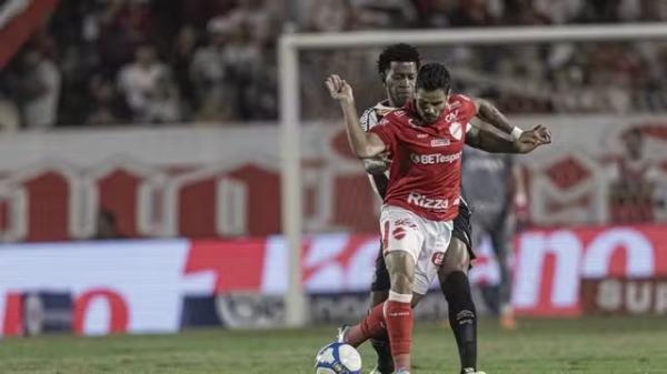 Gil em ação pelo Santos contra o Vila Nova.(Imagem:Heber Gomes/AGIF)