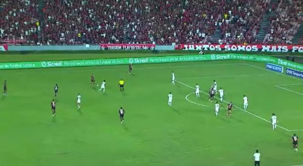 0 a 0: os 10 jogadores de linha do Flamengo ocupam o campo da Portuguesa.(Imagem:Reprodução)