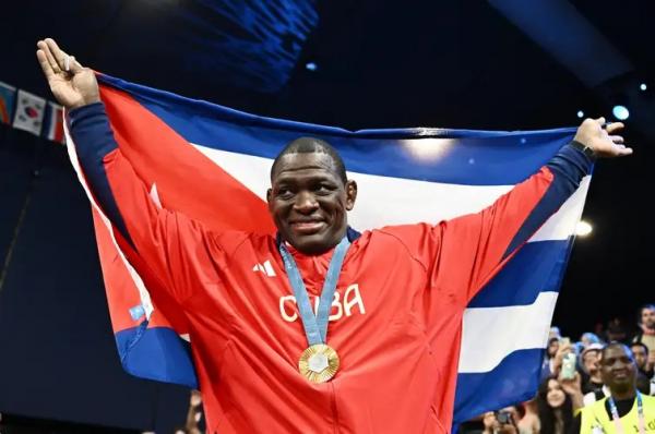 O cubano Mijain López, de 41 anos, fez história em Paris ao se tornar o primeiro atleta a emplacar ouro em edições seguidas dos Jogos Olímpicos.(Imagem:Reuters/Arlette Bashizi/Direitos Reservados)