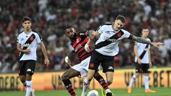 Vegetti disputa lance com Gerson em Flamengo x Vasco.(Imagem:André Durão)