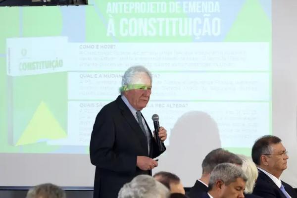 O ministro da Justiça Ricardo Lewandowski fala durante reunião com o presidente da República, Luiz Inácio Lula da Silva, ministros e governadores. (Imagem:Valter Campanato/Agência Brasil)