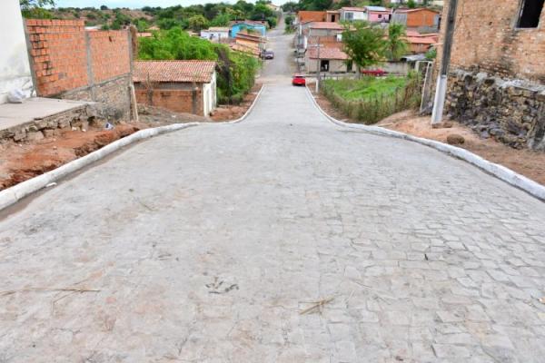Prefeitura de Floriano investe em mobilidade e entrega mais 3 ruas pavimentadas no bairro Tiberão.(Imagem:Secom)