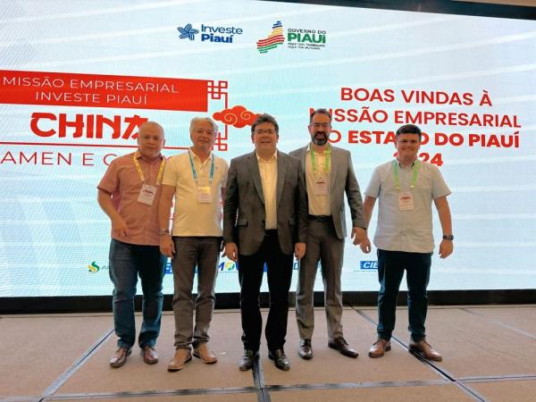 Governador com grupo de empresários na China.(Imagem:CCOM)