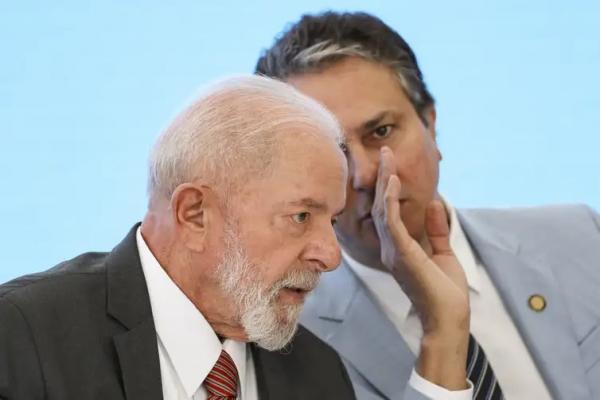Presidente Luiz Inácio Lula da Silva e o ministro da Educação, Camilo Santana, durante reunião com reitores.(Imagem:Marcelo Camargo/Agência Brasil)