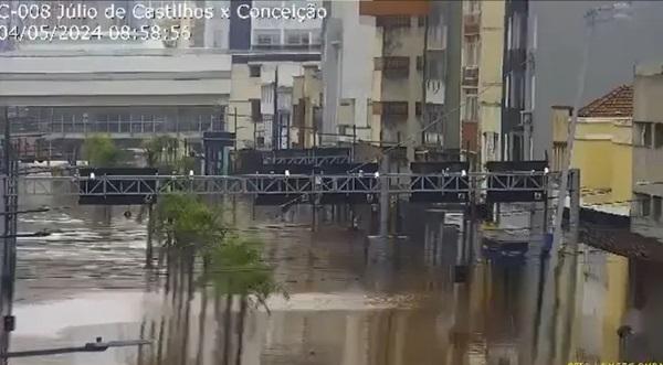 Câmera de segurança da prefeitura mostra a altura da água no Centro Histórico de Porto Alegre (RS) durante enchente histórica(Imagem:Divulgação/Prefeitura de Porto Alegre)