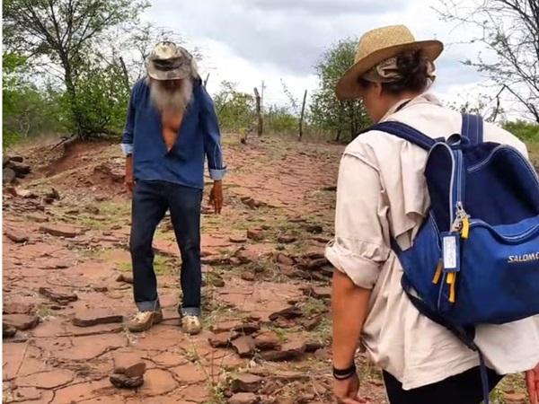 Robson, o Guardião do Vale dos Dinossauros, com pesquisadores (Imagem:Divulgação)