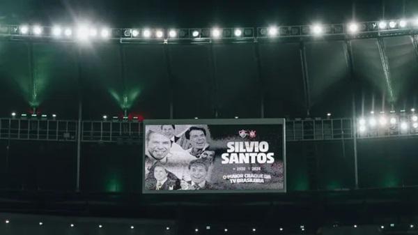 Placar do Maracanã prestou homenagem para Silvio Santos antes de Fluminense x Corinthians(Imagem:Lucas Merçon/Fluminense)