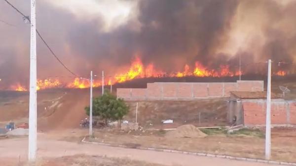 Incêndio causa transtornos a moradores na cidade de Picos, no Piauí.(Imagem:Reprodução/TV Clube)