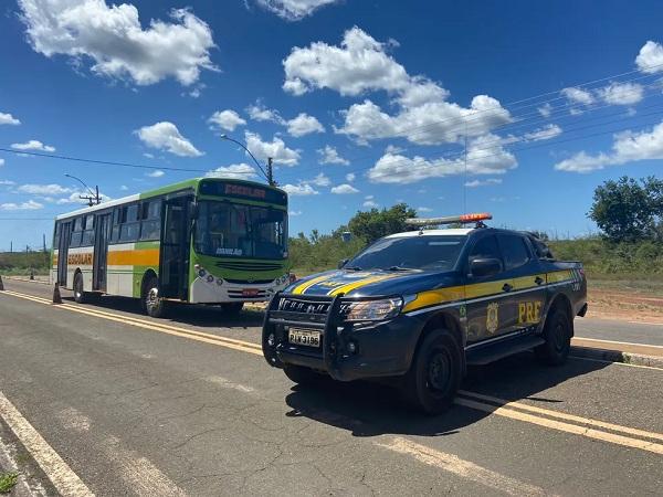 Motorista é flagrado dirigindo ônibus escolar sem habilitação no Litoral do Piauí.(Imagem:Reprodução/PRF)