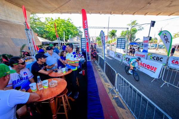 Atletas enfrentam alta temperatura em prova veloz na Copa Norte Nordeste de Ciclismo.(Imagem:Azimute Fotos)