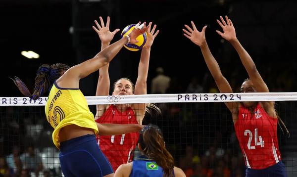 Norte-americanas vão à final após vitória por 3 sets a 2(Imagem:REUTERS/Siphiwe Sibeko/Proibida reprodução)