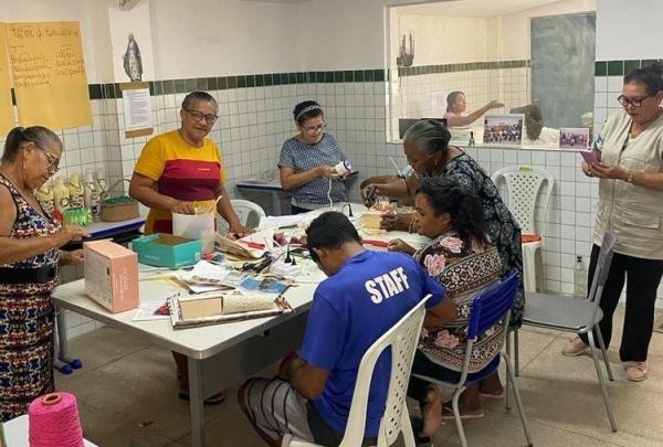 Os alunos da turma da EJA apresentaram as peças produzidas no Curso de Artesanato com Material Reciclável.(Imagem:Divulgação)