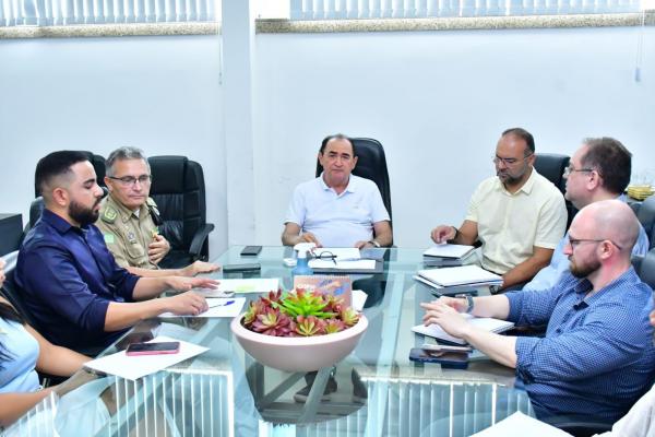 Prefeito Antônio Reis cria Comitê Gestor de Crise e discute ações de prevenção às chuvas em Floriano.(Imagem:Secom)