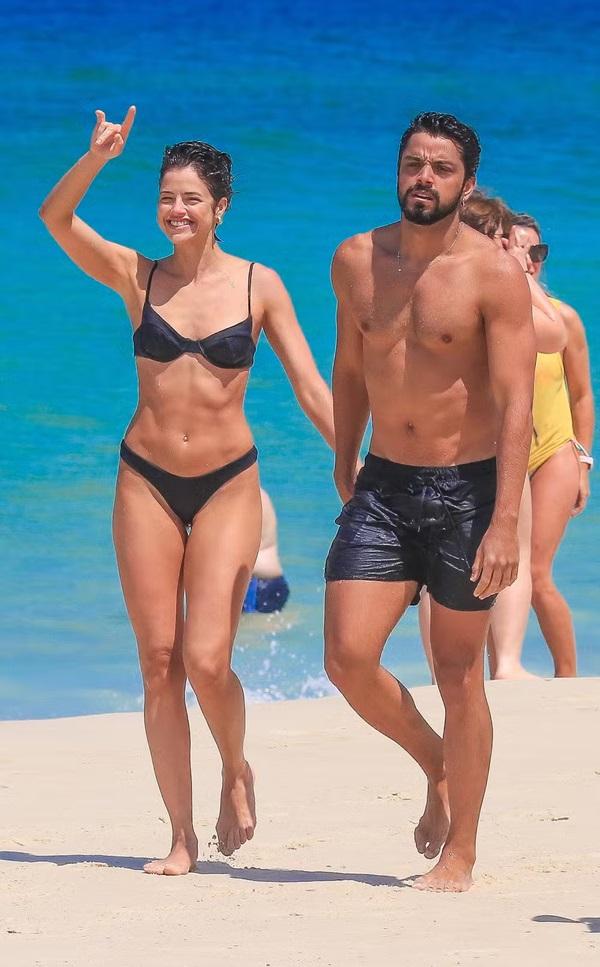 Agatha Moreira e Rodrigo Simas na praia.(Imagem: Fabrício Pioyani/AgNews)