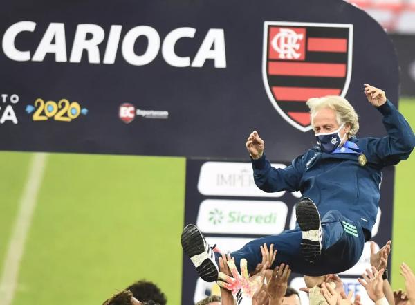 Jorge Jesus é festejado após ganhar o Carioca de 2020.(Imagem:André Durão / GloboEsporte.com)