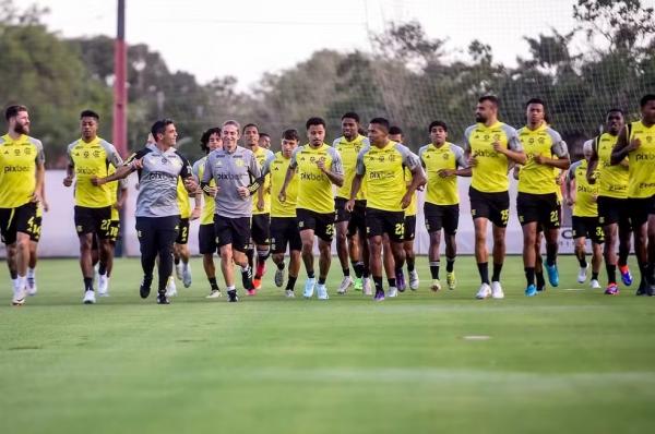 Filipe Luís correndo com os jogadores no primeiro treino como técnico no Flamengo.(Imagem:Marcelo Cortes / CRF)