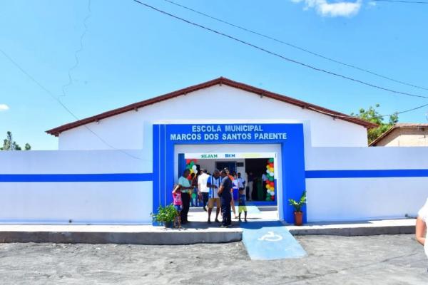  Vereadores representam Câmara de Floriano em solenidade na Escola Marcos dos Santos Parente.(Imagem:CMF)