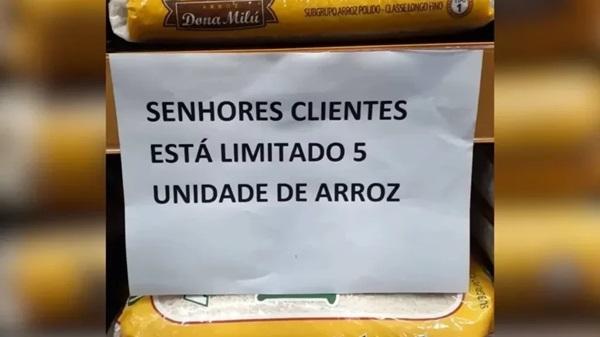 Em alguns estados, supermercados estão limitando 5 pacotes de arroz por cliente.(Imagem:Reprodução)