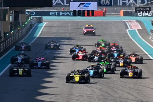 Gabriel Bortoleto na largada da corrida da Fórmula 2 em Abu Dhabi.(Imagem:Clive Mason/Getty Images)