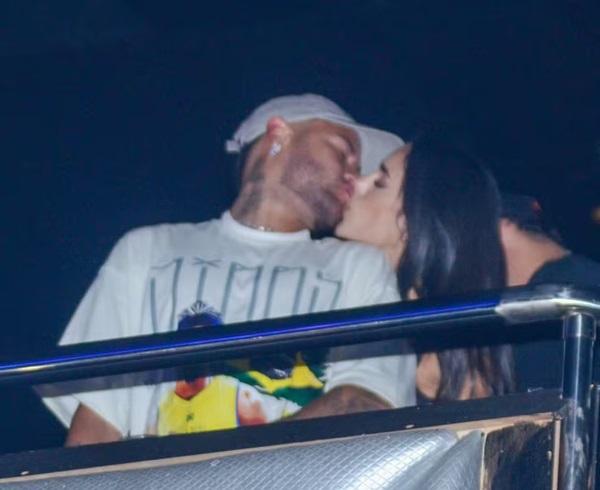 Neymar e Bruna Biancardi se beijam no show do Thiaguinho(Imagem: AgNews)