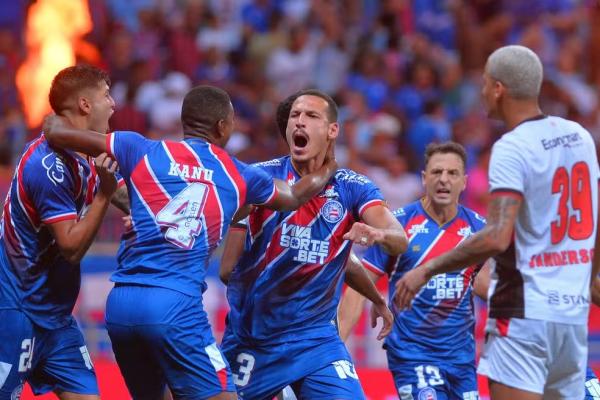 Gabriel Xavier comemora gol do Bahia.(Imagem:Walmir Cirne/AGIF)