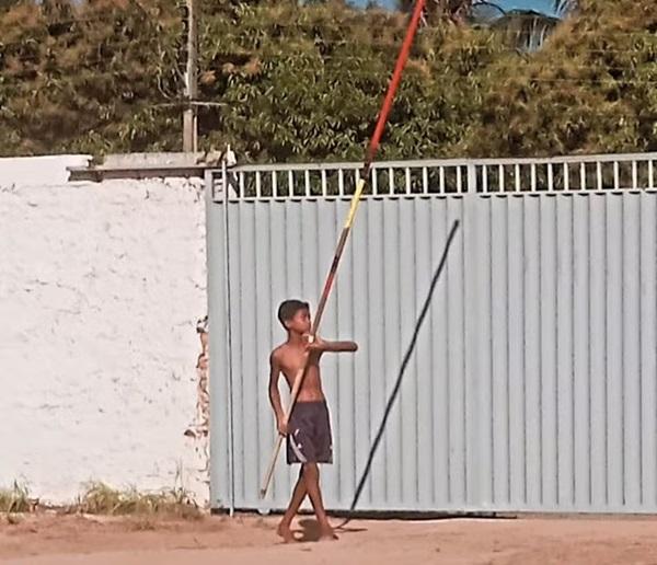 Garoto de 13 anos viraliza com treinos no salto com vara (Imagem: Arquivo Pessoal)